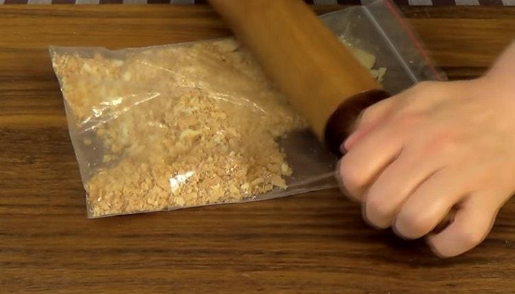 We cut the scraps from the cakes with a rolling pin into crumbs.