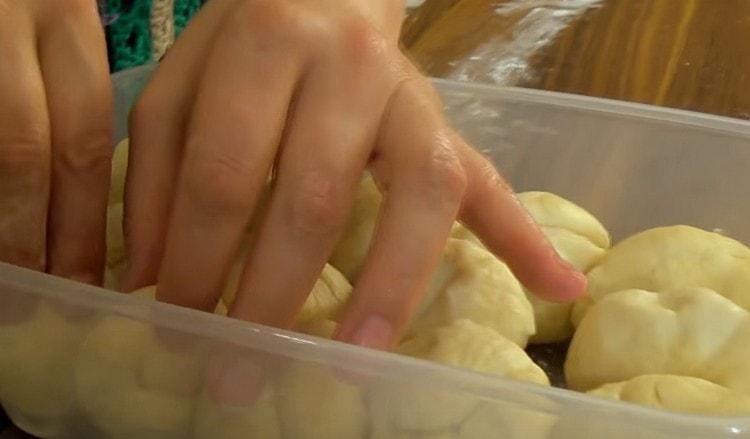 We roll the balls from the blanks, put them in a container and send them to the freezer.