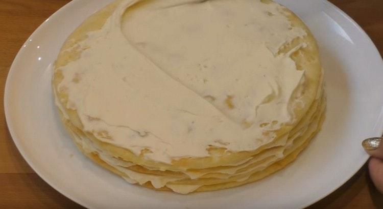 We collect the cake, smearing the cakes with cream.