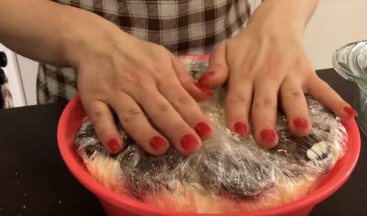 We wrap the cake in cling film and send it in the refrigerator to soak.