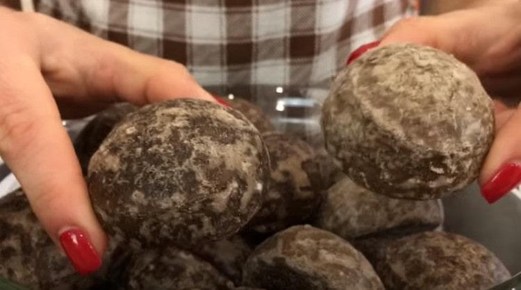 We don’t cut the small gingerbread, but cut the large ones in half.