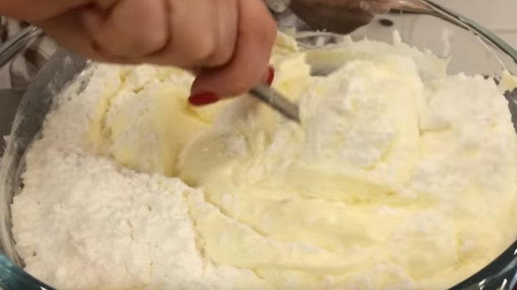 To prepare the cream, just mix the sour cream with powdered sugar.