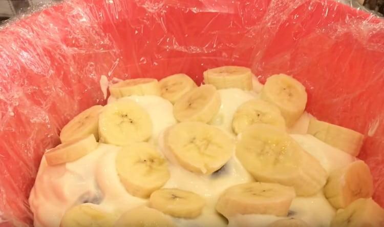 On top of the cream lay out a layer of bananas.