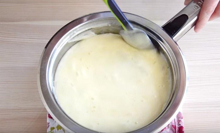 Add soda and quickly mix the mass so that it increases in volume.