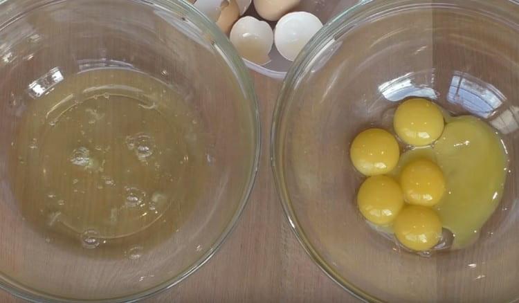 We divide eggs into proteins and yolks.