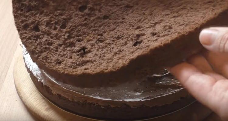 We spread the second cake on the cream.