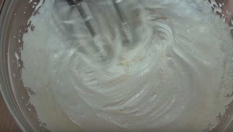 Beat the yolks until fluffy light foam.