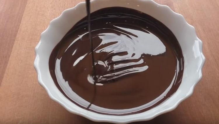 Mix the fondant until smooth.