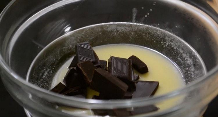 To prepare the glaze, melt the butter and put the chocolate in it.