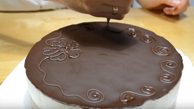 From the remains of the glaze, when it hardens a little, you can make decorations for the cake.