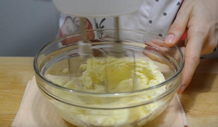 Beat the mixer with softened butter.