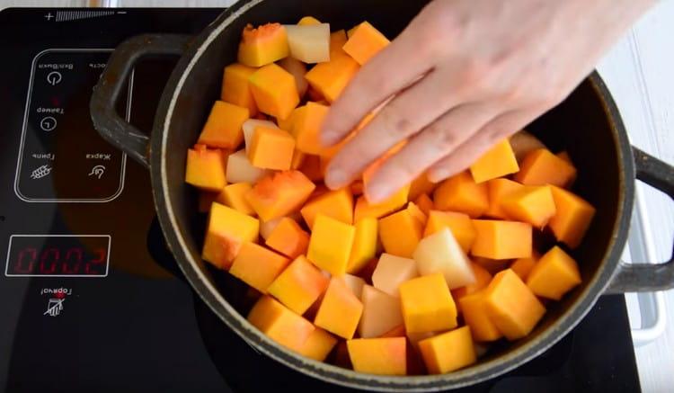 We spread all the chopped vegetables into the cauldron.