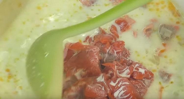 When the vegetables are almost ready, add fish and cream to the ear.