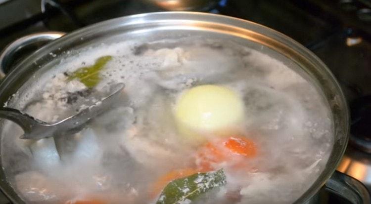 When cooking, be sure to collect foam from the fish soup.