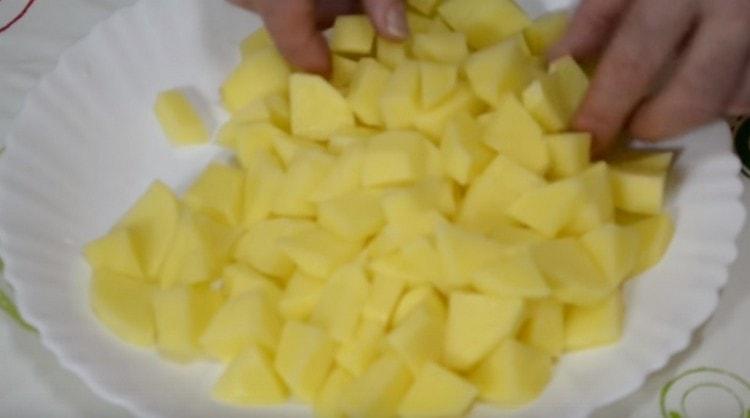 Add potatoes and carrots to the boiled broth again.