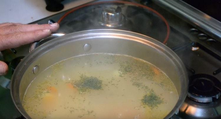 At the end of the preparation, add a stack of vodka to our ear, as well as chopped dill.