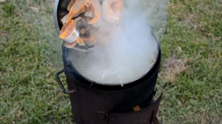 At the end of cooking, lay out pieces of fish in an almost prepared ear.