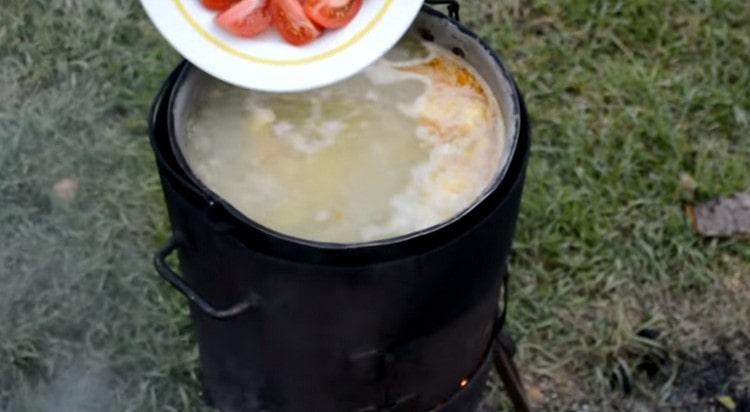To add acidity to the dish, add a few slices of tomatoes.