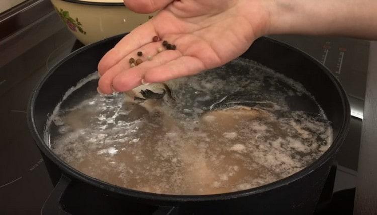 Pour the remaining fish with water and bring to a boil, add salt, pepper.