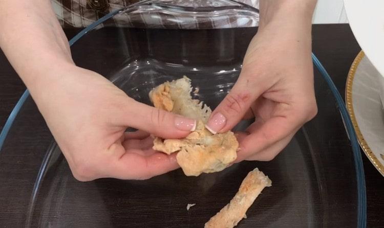 Separate the fish meat from the bones.