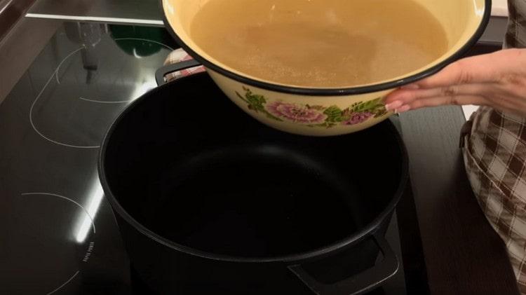 The strained broth is returned to the pan, let it boil.