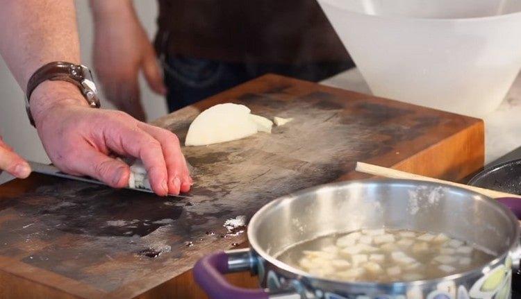 We put chopped vegetables in the broth.