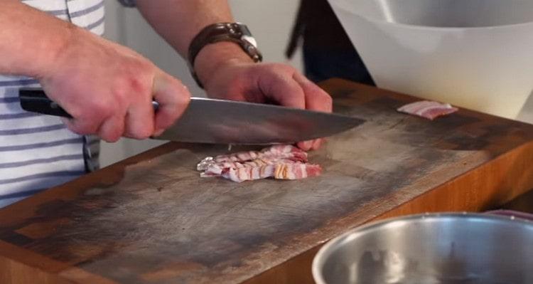 Thin slices cut bacon.