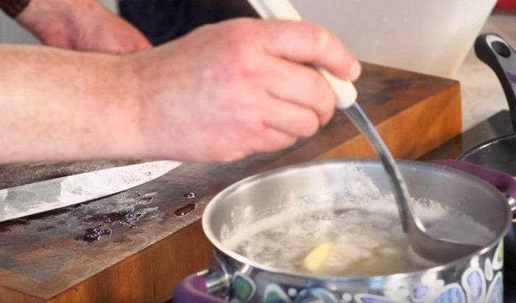 We remove the foam from the fish broth.