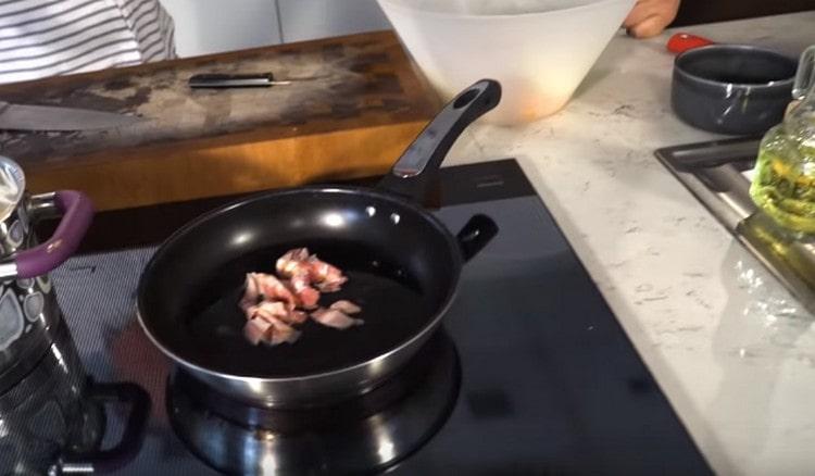 We spread the bacon in a pan and fry it to get peculiar chips.