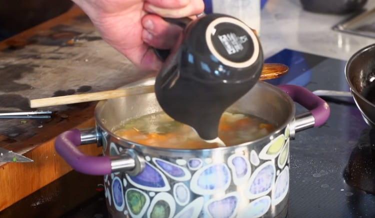 Introduce cream into the ear.