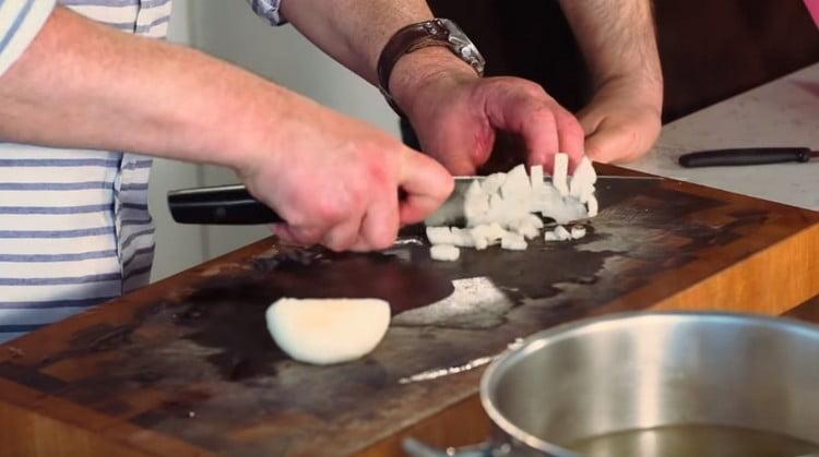 Grind onions and add to the ear.