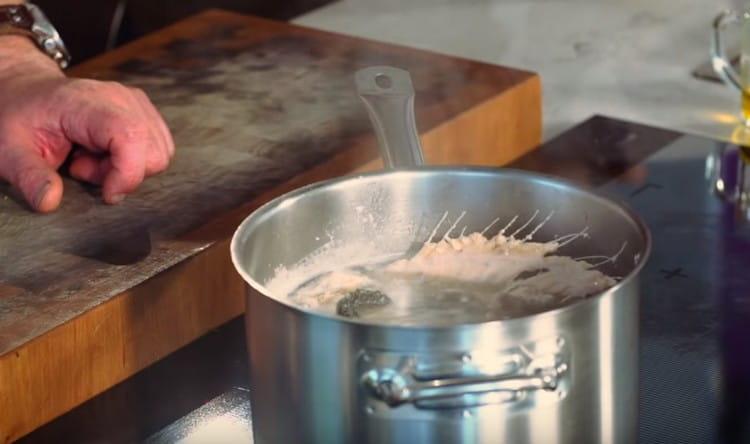 First, put the fish broth to cook.