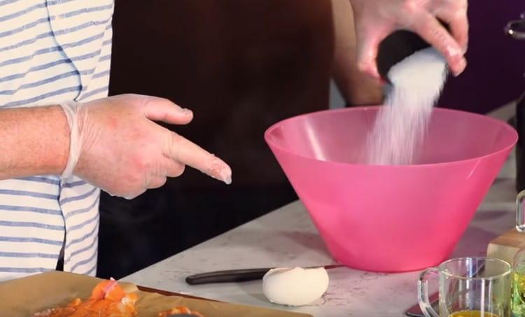 We prepare the marinade with salt and sugar, soak the fish in it.