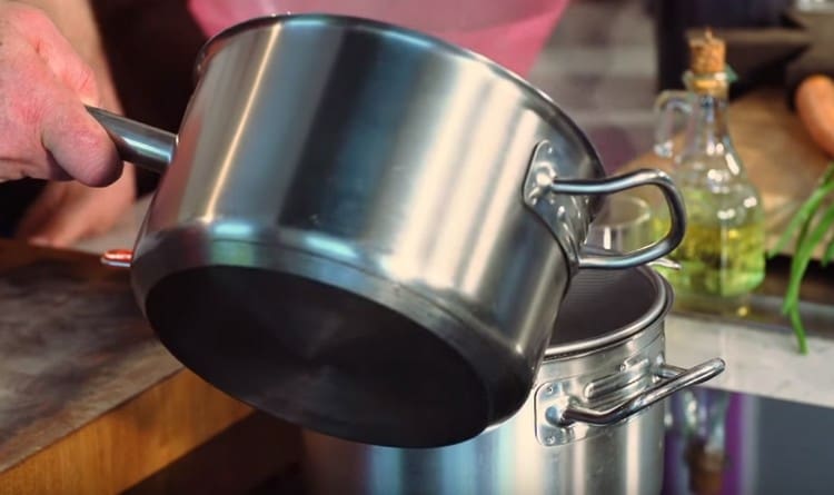 Filter the finished broth through a sieve.