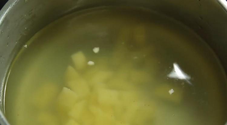 We put a pot of water on the fire, add potatoes there.