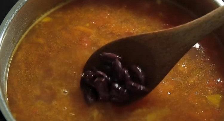 Next, add the frying and beans to the soup.