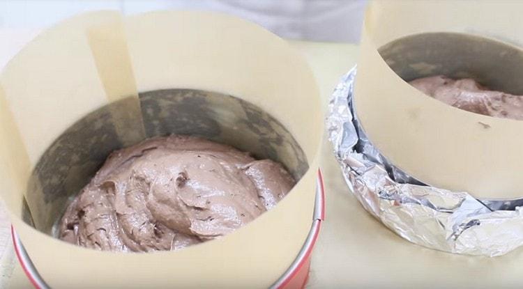 We distribute the dough in two tall forms.