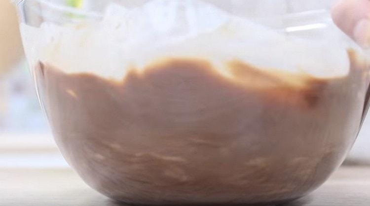 Mix the chocolate cream mass thoroughly until smooth.