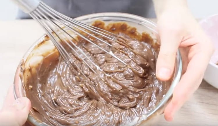 Enter the mascarpone cheese into the cooled mass and mix.