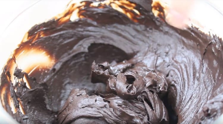 Leave the chocolate mass to cool.