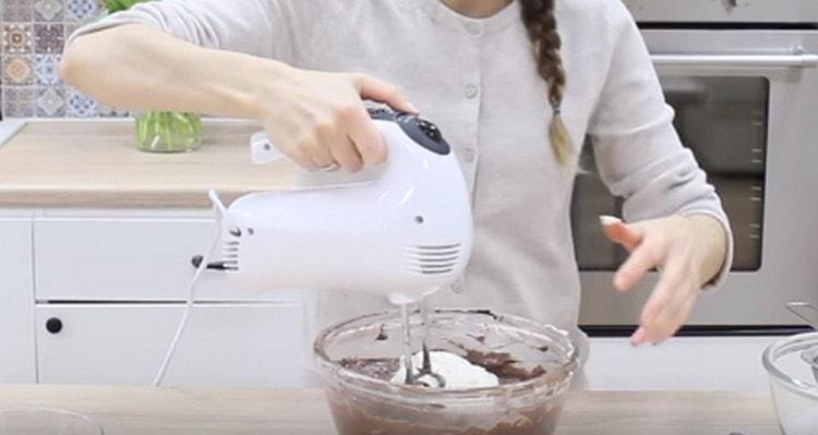 Add sour cream and beat the workpiece.