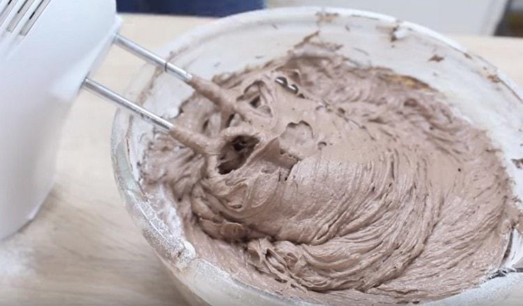 We introduce part of the flour into the dough and beat thoroughly.