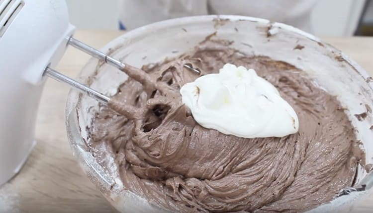 Add the remaining sour cream, mix.