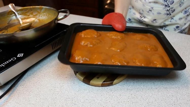 Pour the cutlets with sauce