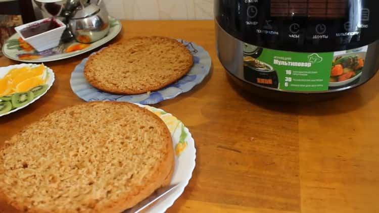 To prepare a honey cake in a slow cooker, cut the biscuit into cakes