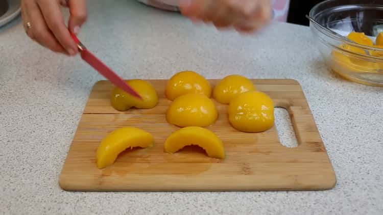 To make a zebra cake, cut peaches.