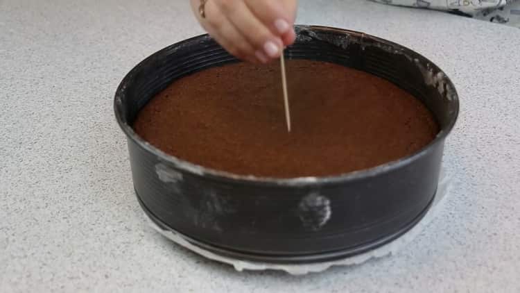 To make a bird’s cake at home, check the readiness of the cake