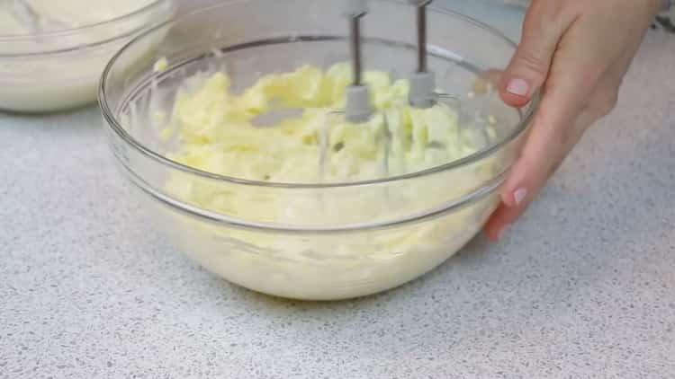 To make a bird’s cake, whisk the cream ingredients at home.