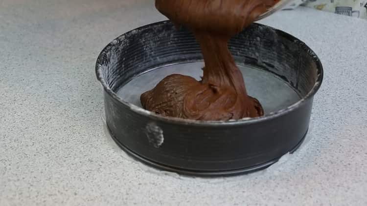 To make a bird’s cake, put the dough in the mold at home