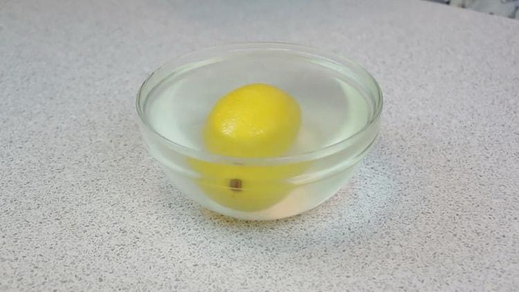 To make a bird’s cake, pour boiling water over the lemon at home
